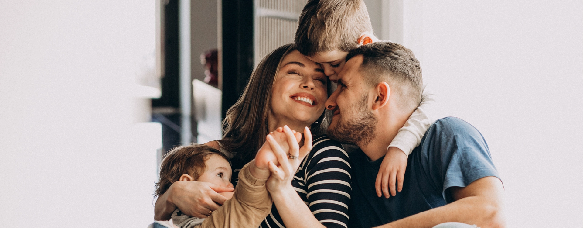 Junge glückliche Familie in Ihrer neuen Wohnung